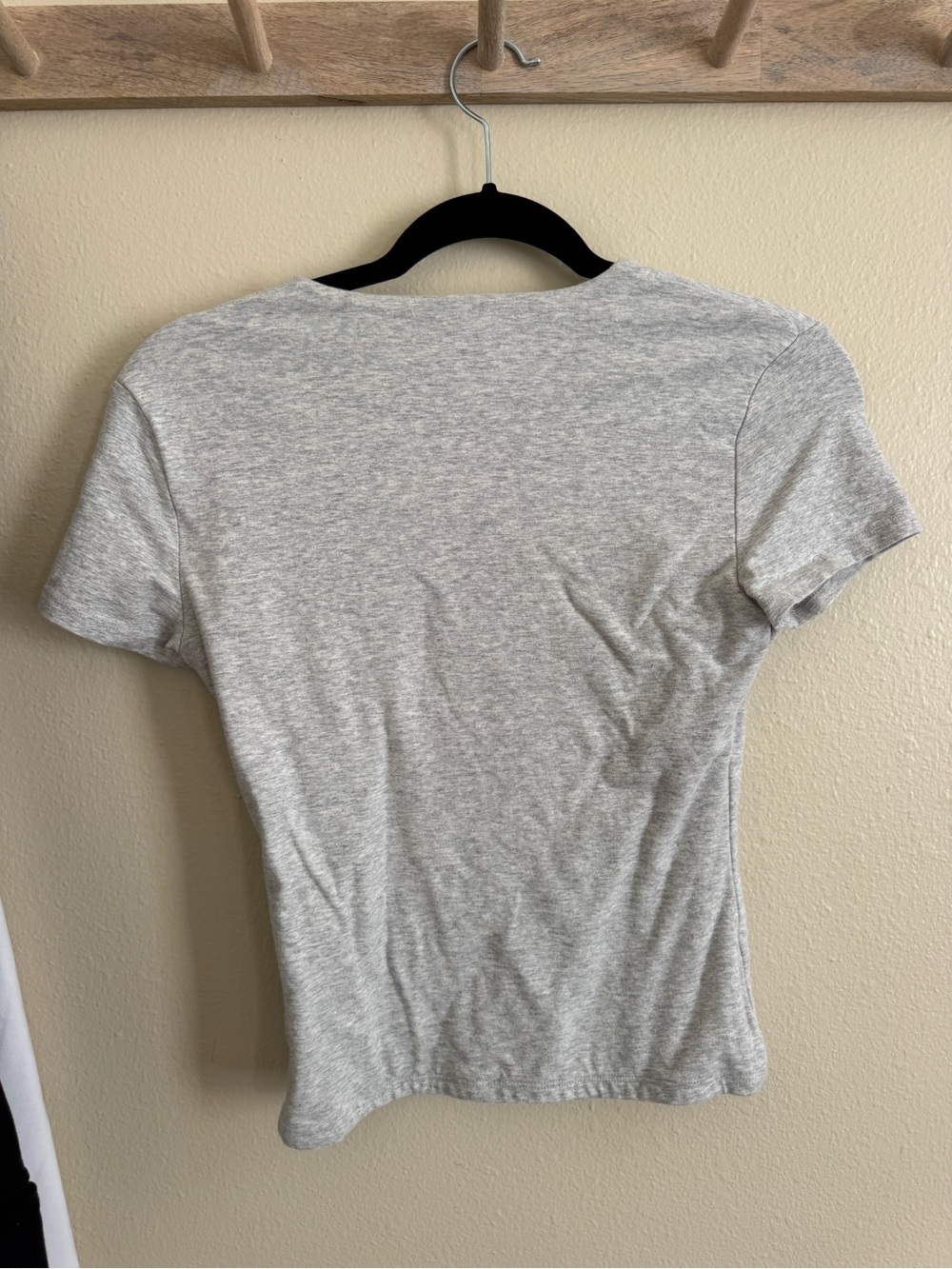 Abercrombie & Fitch Women’s Heather Gray Baby Tee - Picture 5 of 6
